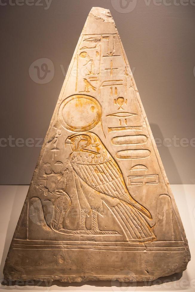 Egyptische museum, pyramidion met horus valk - 1279 bc foto