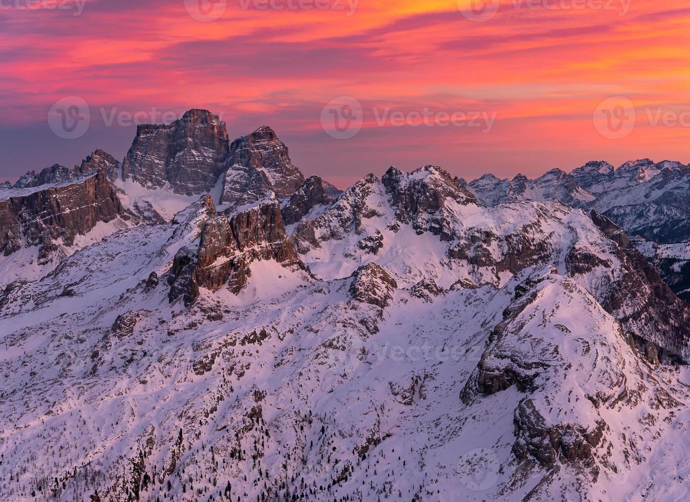 spectaculair keer bekeken van de berg pieken van de dolomieten Alpen in Italië foto