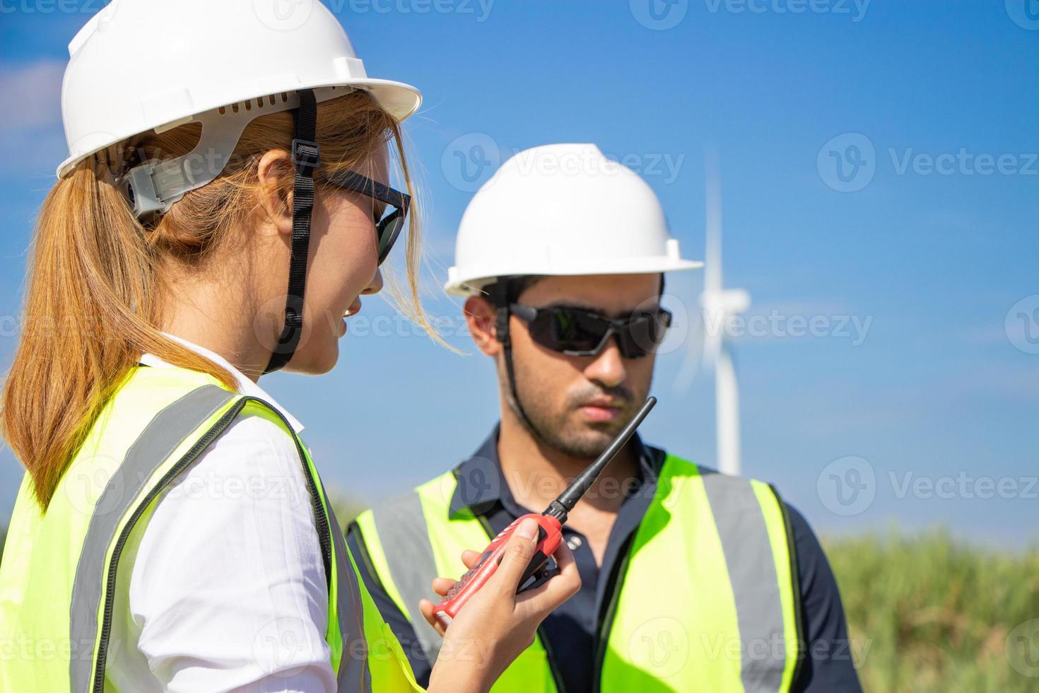 ingenieursteam dat in windturbinepark werkt. hernieuwbare energie met windgenerator door alternatief energieconcept. foto