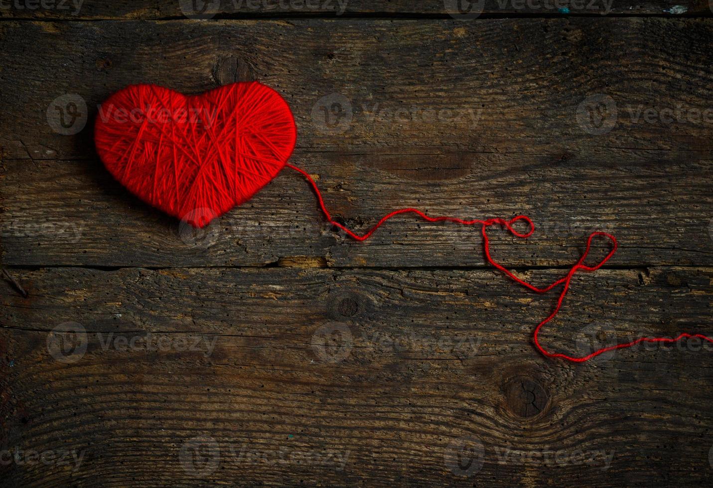 rood hart vormig naaien draad voor valentijnsdag dag foto