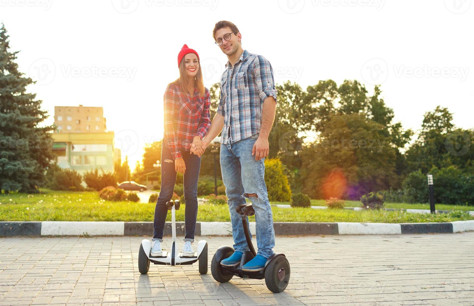 jong paar rijden hoverboard foto