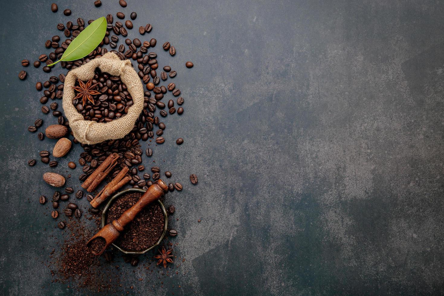 gebrande koffie met kopie ruimte op donker beton foto