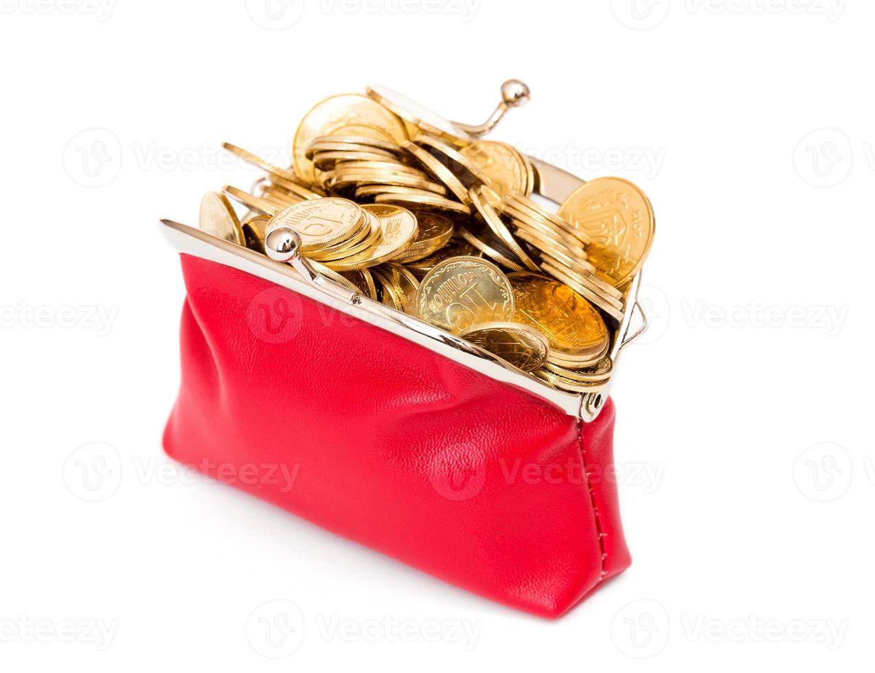 rood handtas vol van goud munten Aan een wit foto