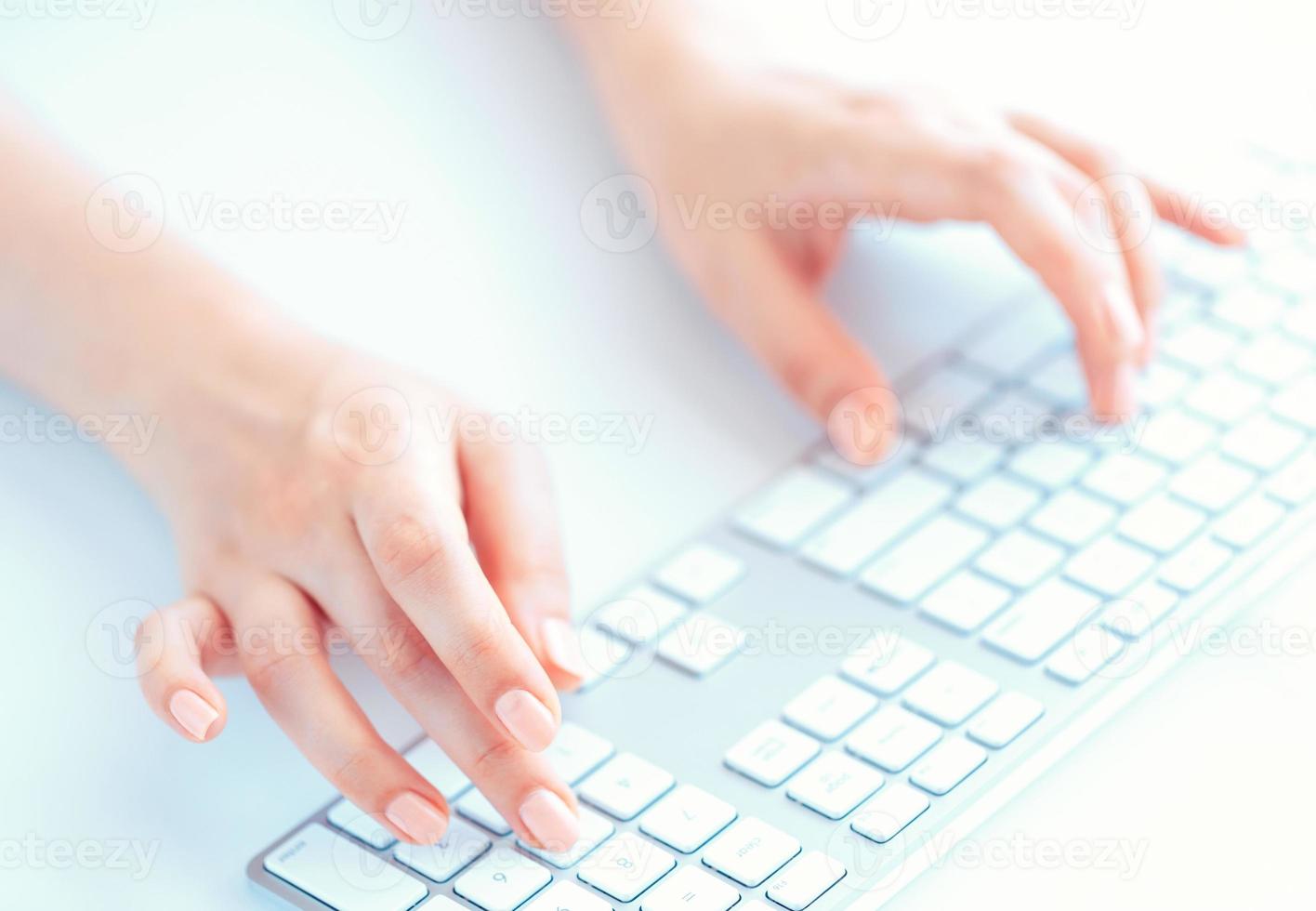 vrouw handen of vrouw kantoor arbeider typen Aan de toetsenbord foto