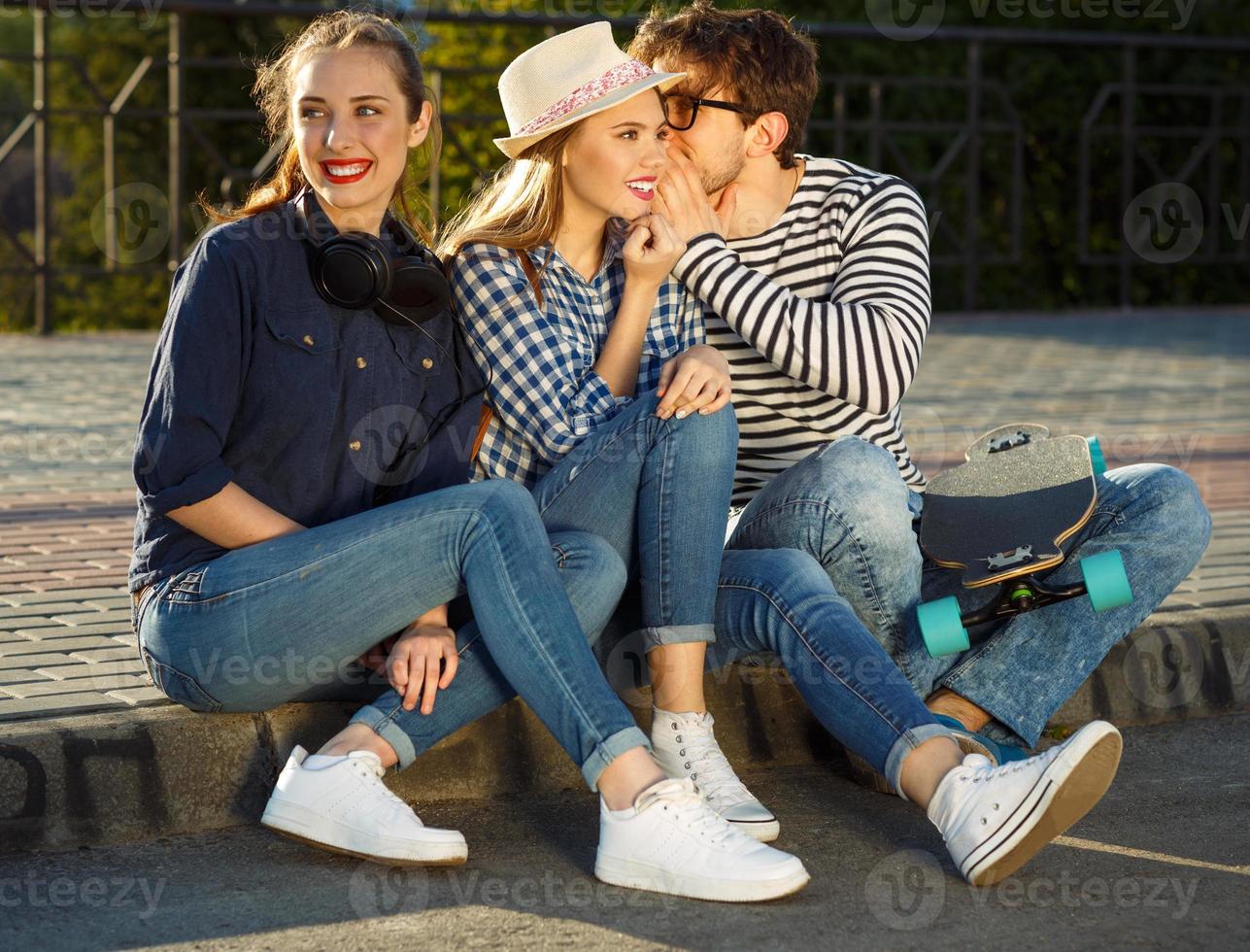 glimlachen vrienden hebben pret buitenshuis foto