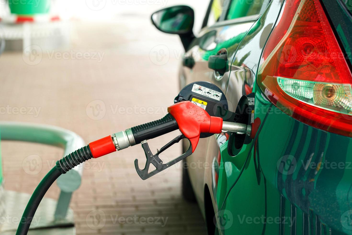 auto tanken Aan een benzine station foto