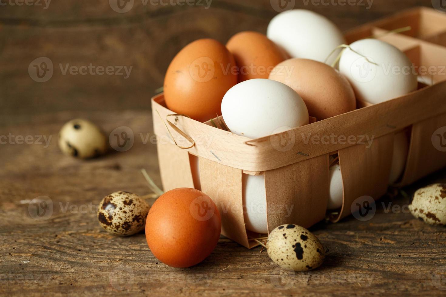 vers kip en kwartel eieren Aan een houten achtergrond foto