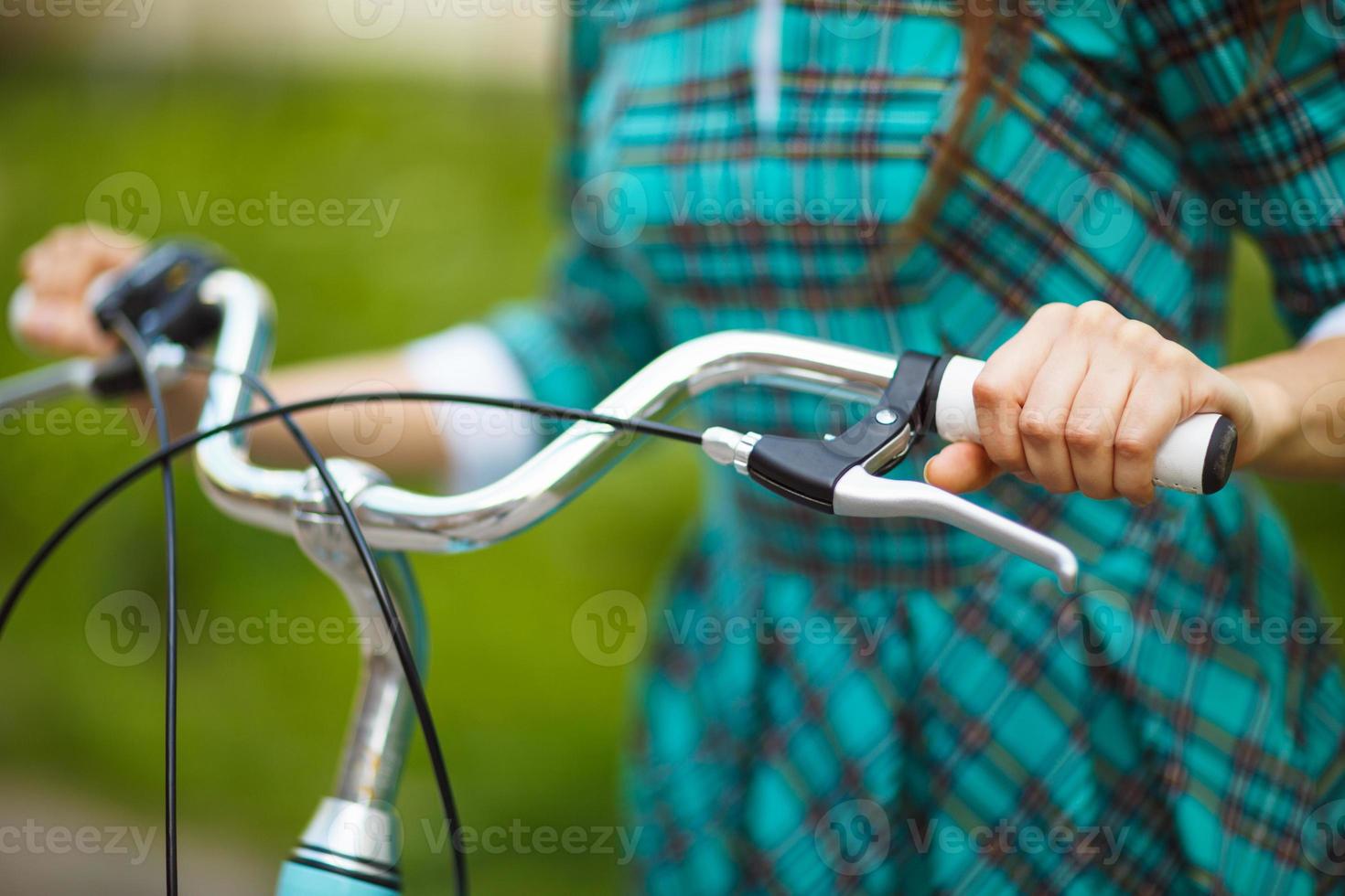 meisje wandelen met haar fiets buitenshuis foto