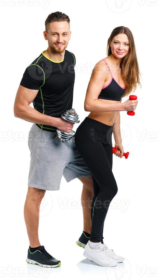 sport paar - Mens en vrouw met halters Aan de wit foto