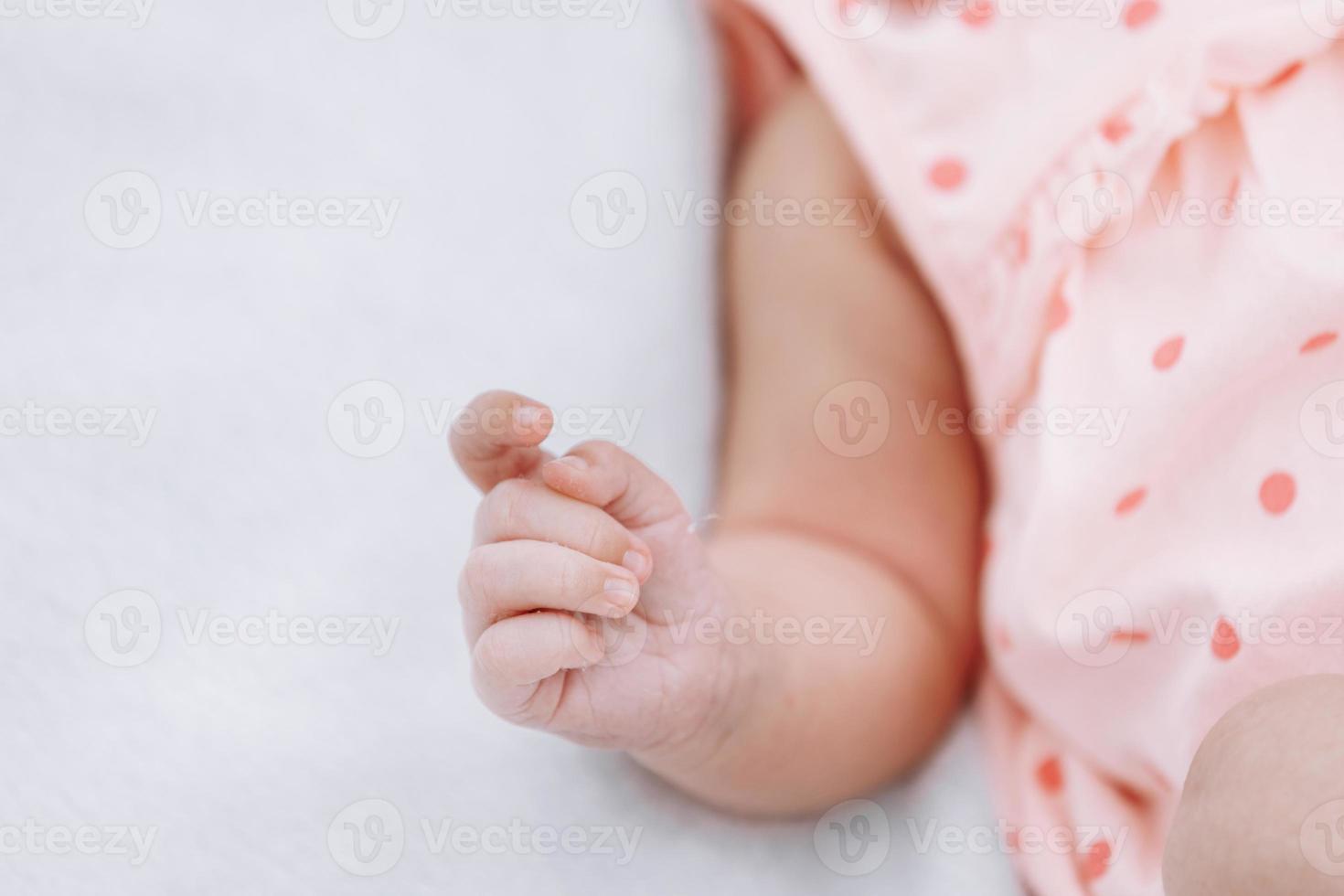 detailopname van pasgeboren baby meisje hand- Aan wit deken buitenshuis. moederschap en kinderjaren concept. selectief focus foto