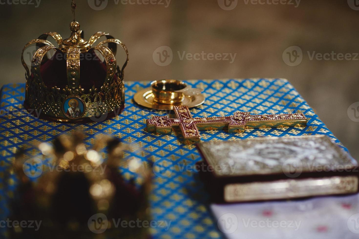 orthodox gouden bruiloft kronen, kerk pictogrammen, kerk boeken, Evangelie Aan de tafel. selectief focus foto