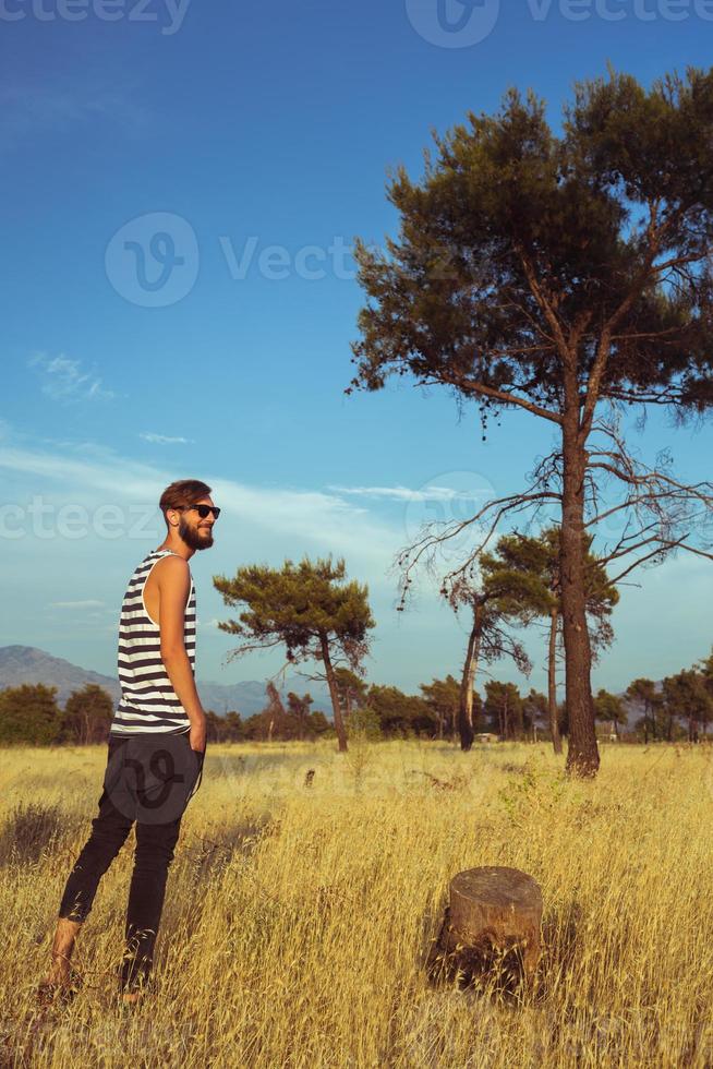 jong elegant knap Mens in de savanne foto