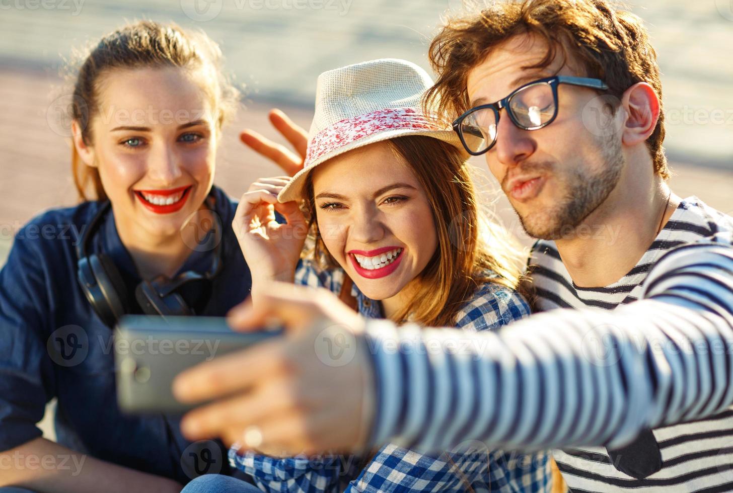 glimlachen vrienden maken selfie buitenshuis foto