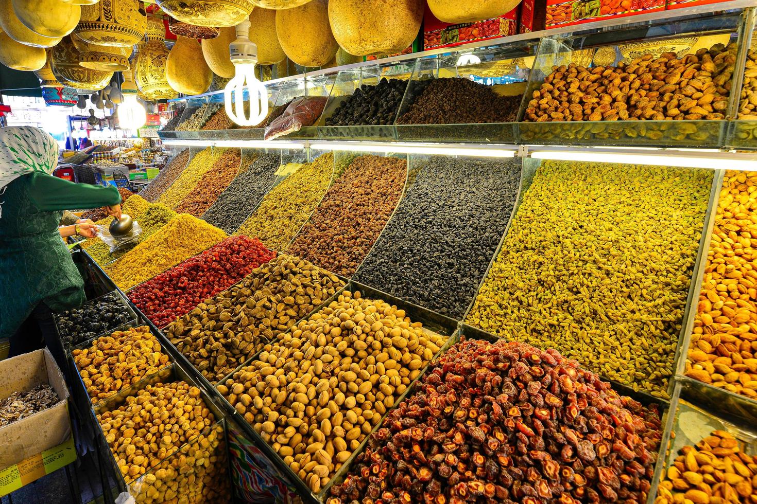 verscheidenheid van helder gekleurde en voedzaam plaatselijk geproduceerd droog fruit en noten Bij de nieuw groots bazaar in China foto