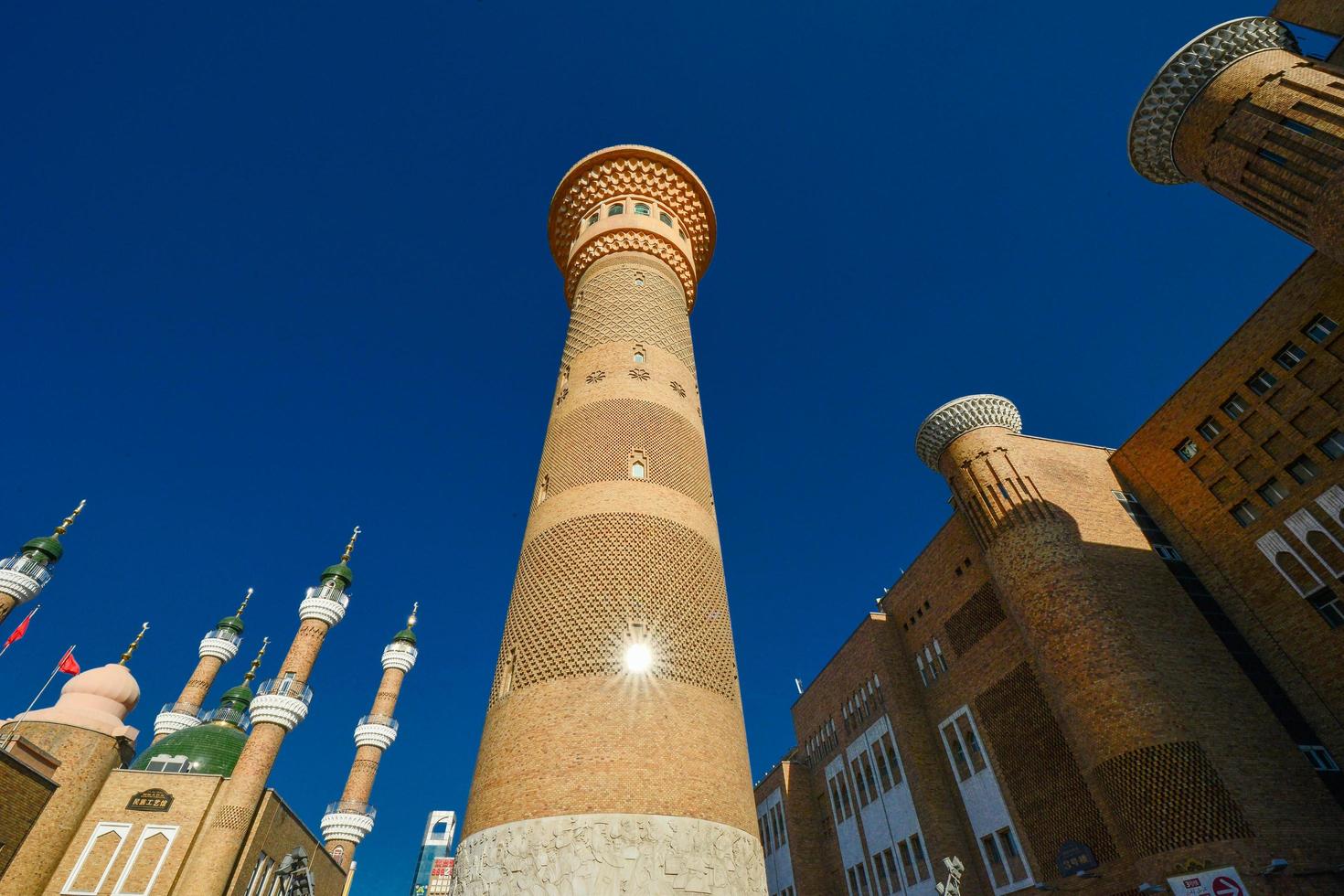 de groots bazaar in urumqi, xinjiang, China, met haar prachtig torenhoog gebouwen foto