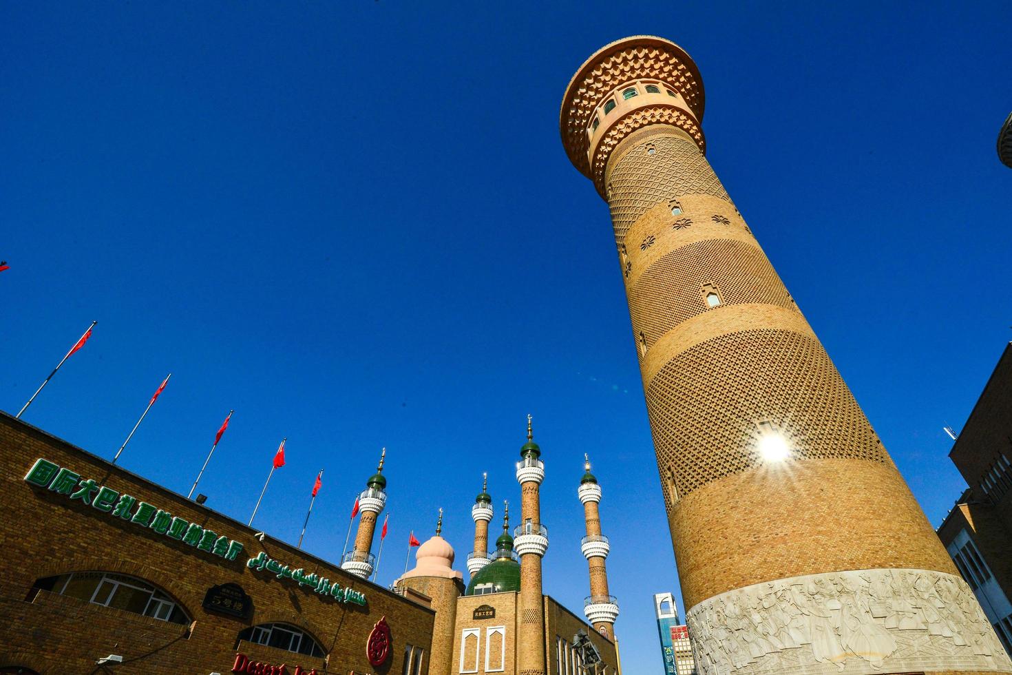 de groots bazaar in urumqi, xinjiang, China, met haar prachtig torenhoog gebouwen foto