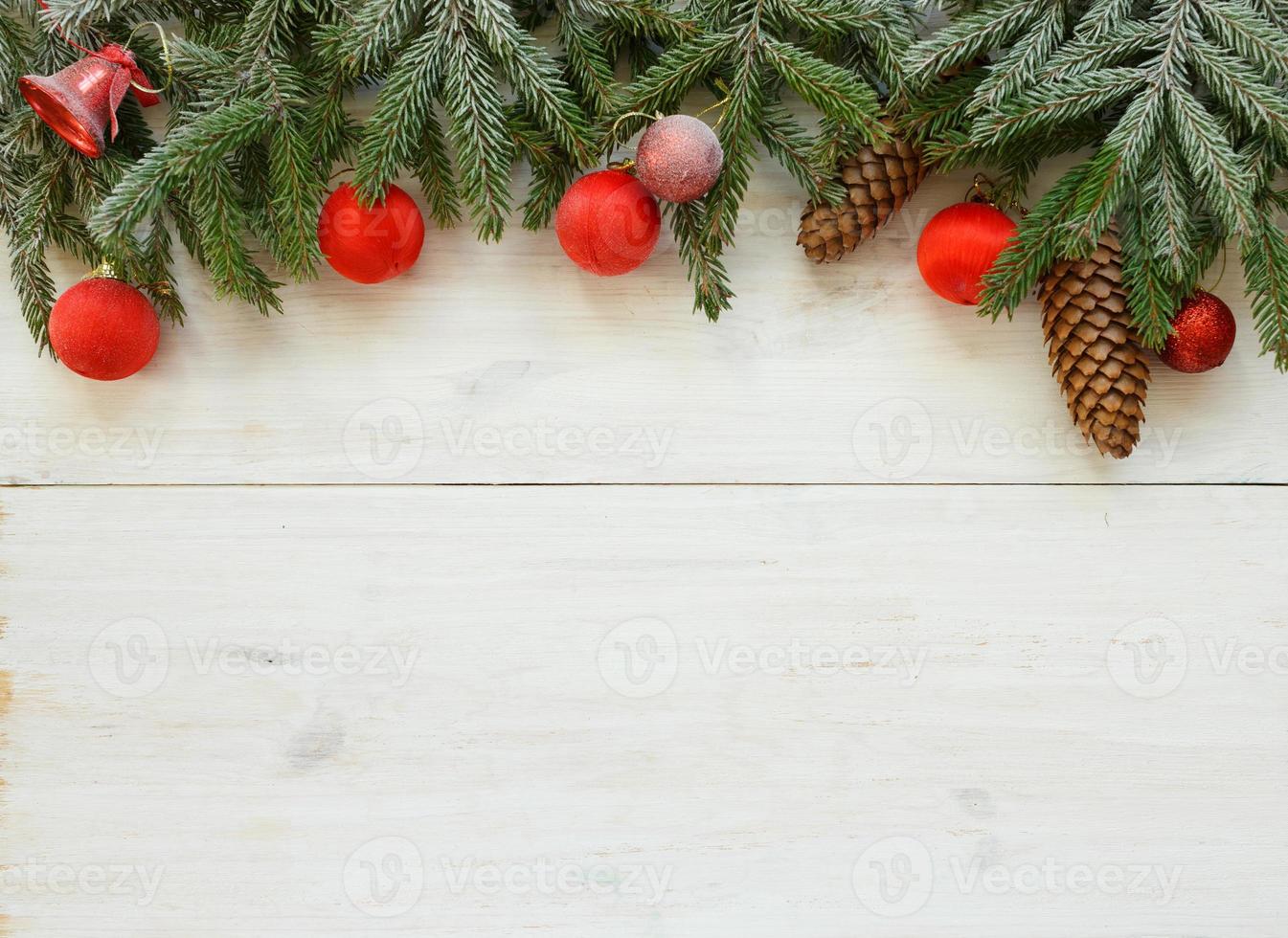 Kerstmis boom takken met kegels, Kerstmis decoraties Aan wit houten structuur klaar voor uw ontwerp. winter vakantie achtergrond foto