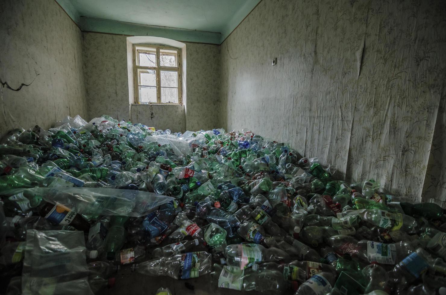 plastic flessen in kamer foto