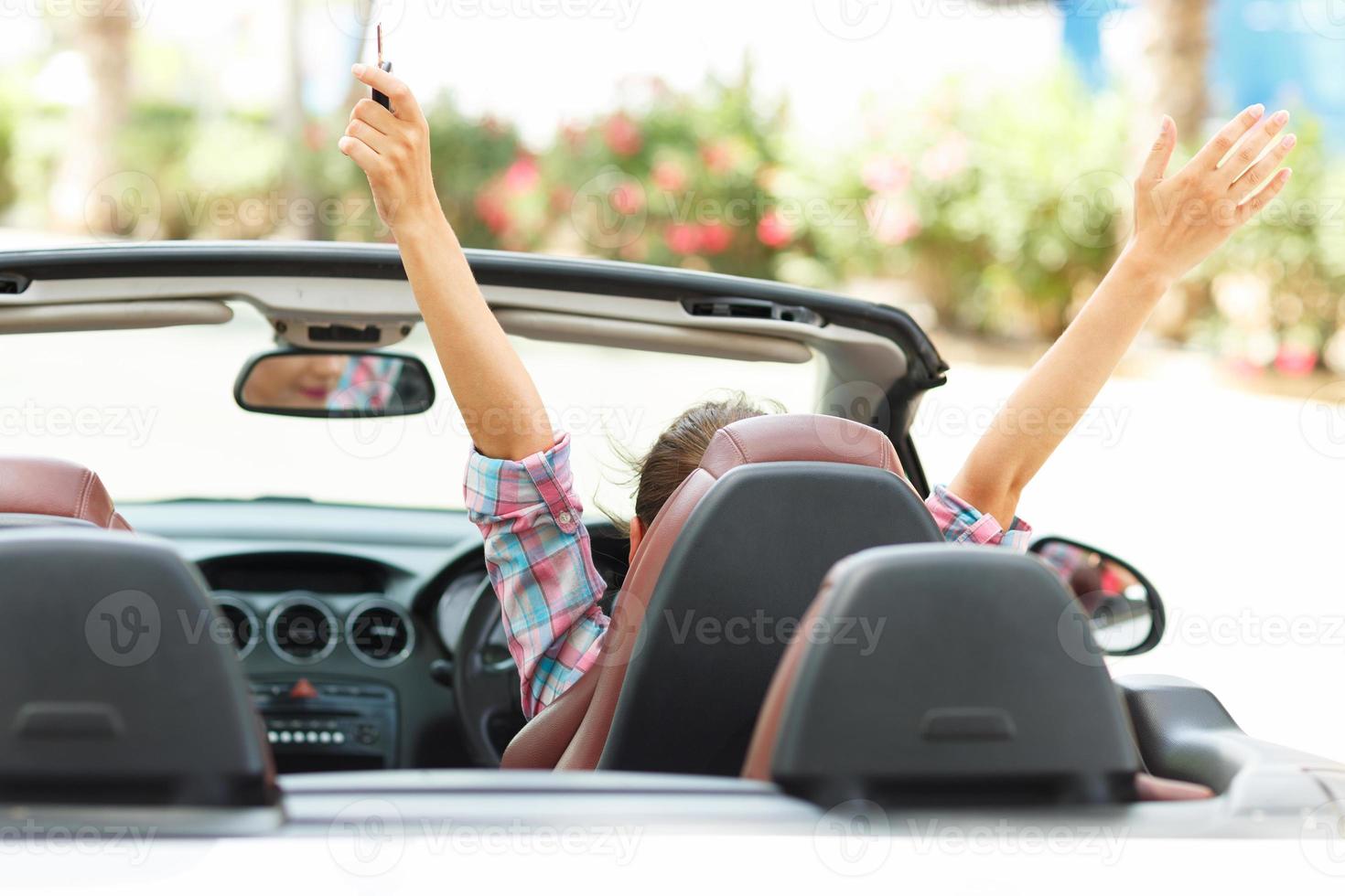 vrijheid - gelukkig vrij vrouw in cabriolet juichen blij met armen verheven foto