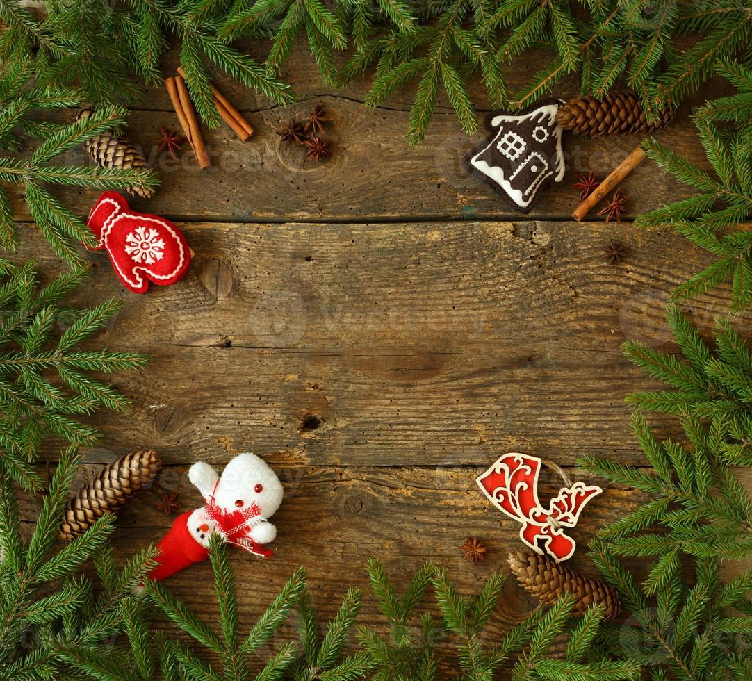 Kerstmis boom Afdeling met kegels, kaneel, deuntje en Kerstmis decoraties Aan houten achtergrond met copyspace foto
