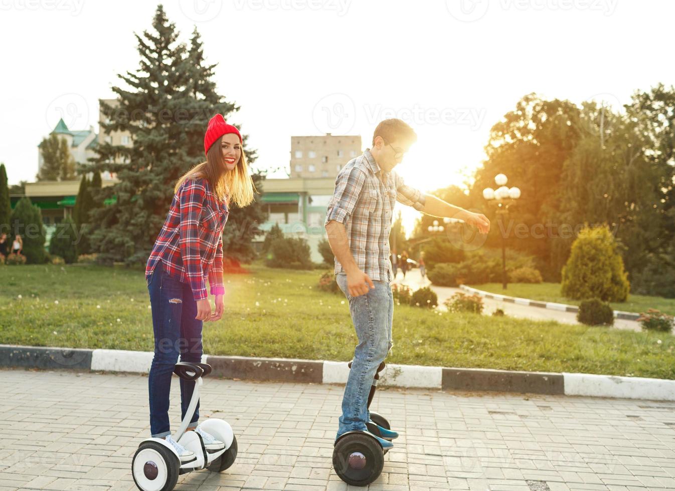 jong paar rijden hoverboard foto