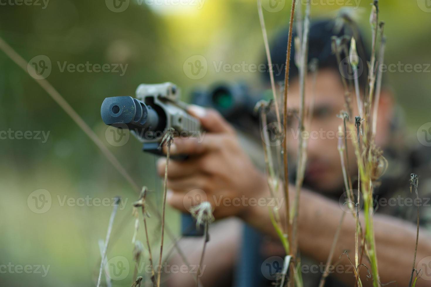 jong mannetje soldaat met machine geweer foto
