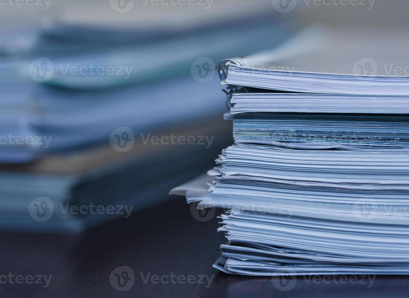 groot stapel van tijdschrift en boeken detailopname foto