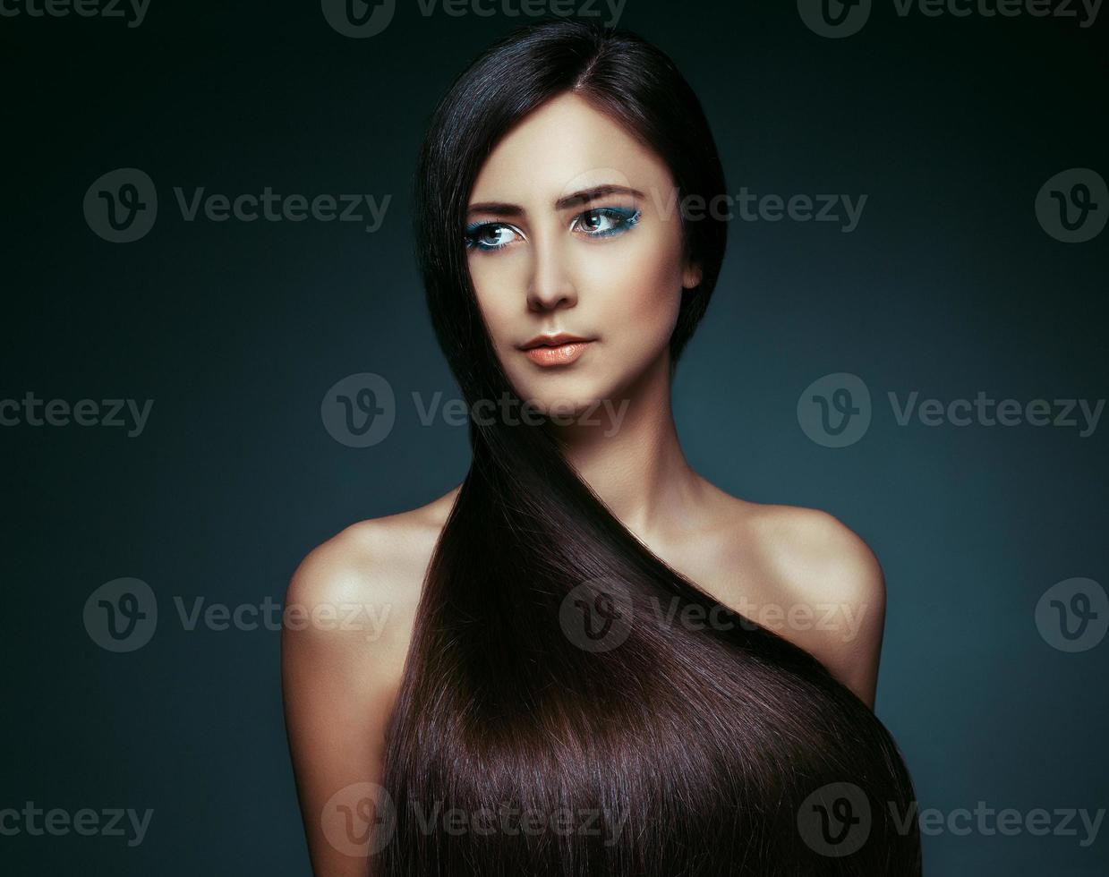 haar. mooi brunette meisje. gezond lang haar. schoonheid model- vrouw foto