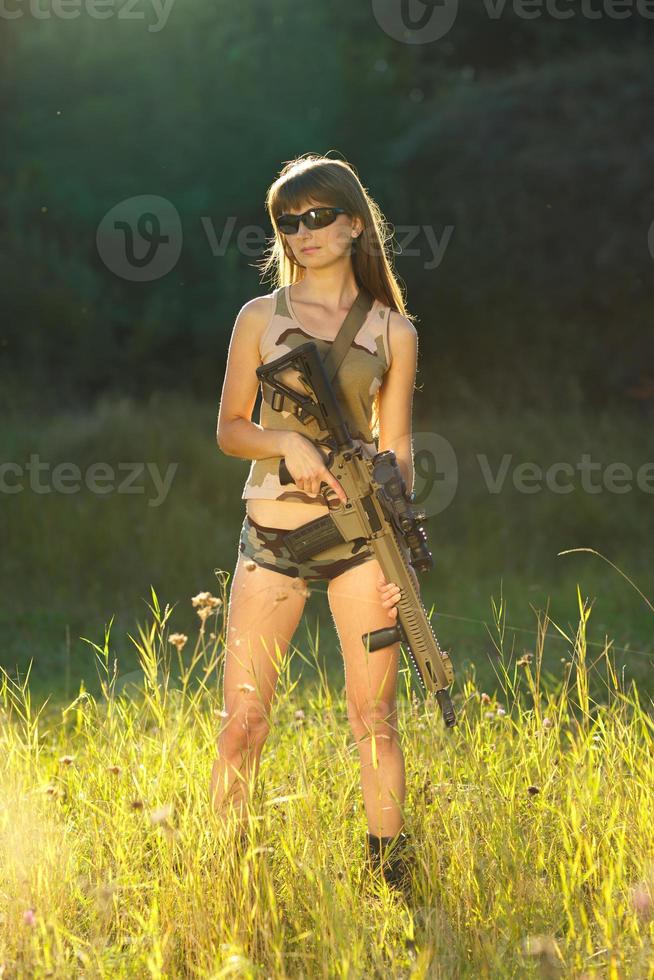 jong vrouw soldaat met machine geweer foto