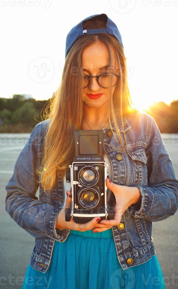 jong modern vrouw met wijnoogst camera foto