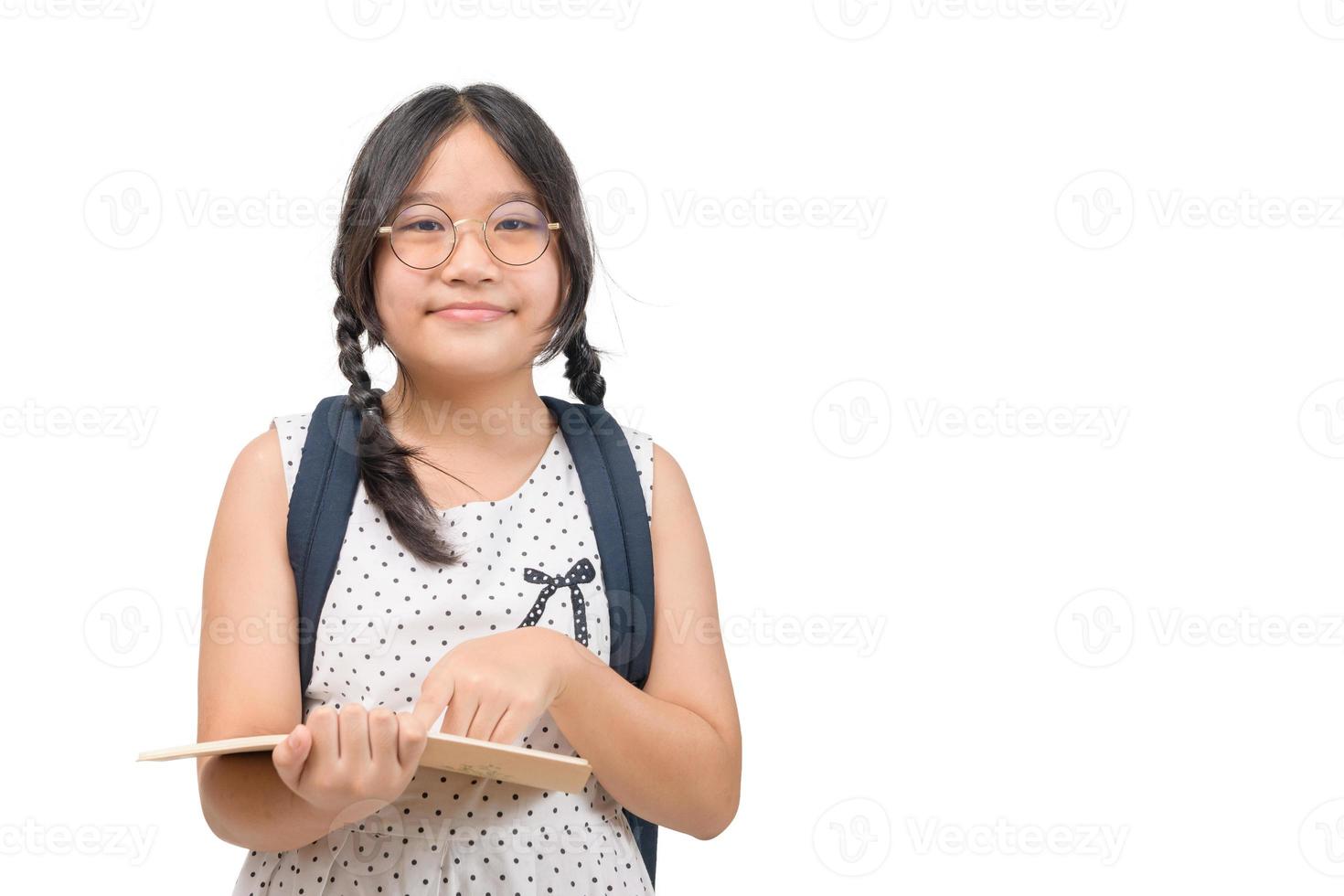 schattig Aziatisch meisje leerling slijtage oog bril en houden boek geïsoleerd Aan wit achtergrond, foto