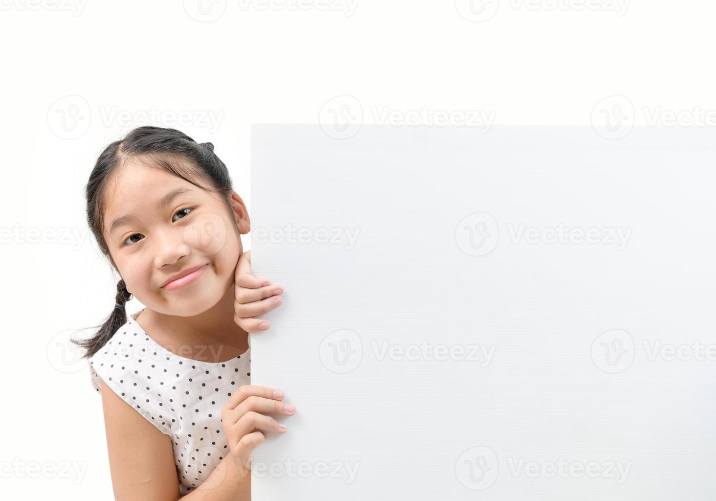 schattig weinig meisje Holding een blanco aanplakbord geïsoleerd Aan wit achtergrond, foto