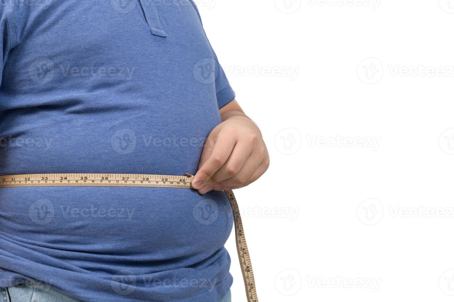 zwaarlijvig dik jongen meten plakband van maag geïsoleerd Aan wit achtergrond, foto