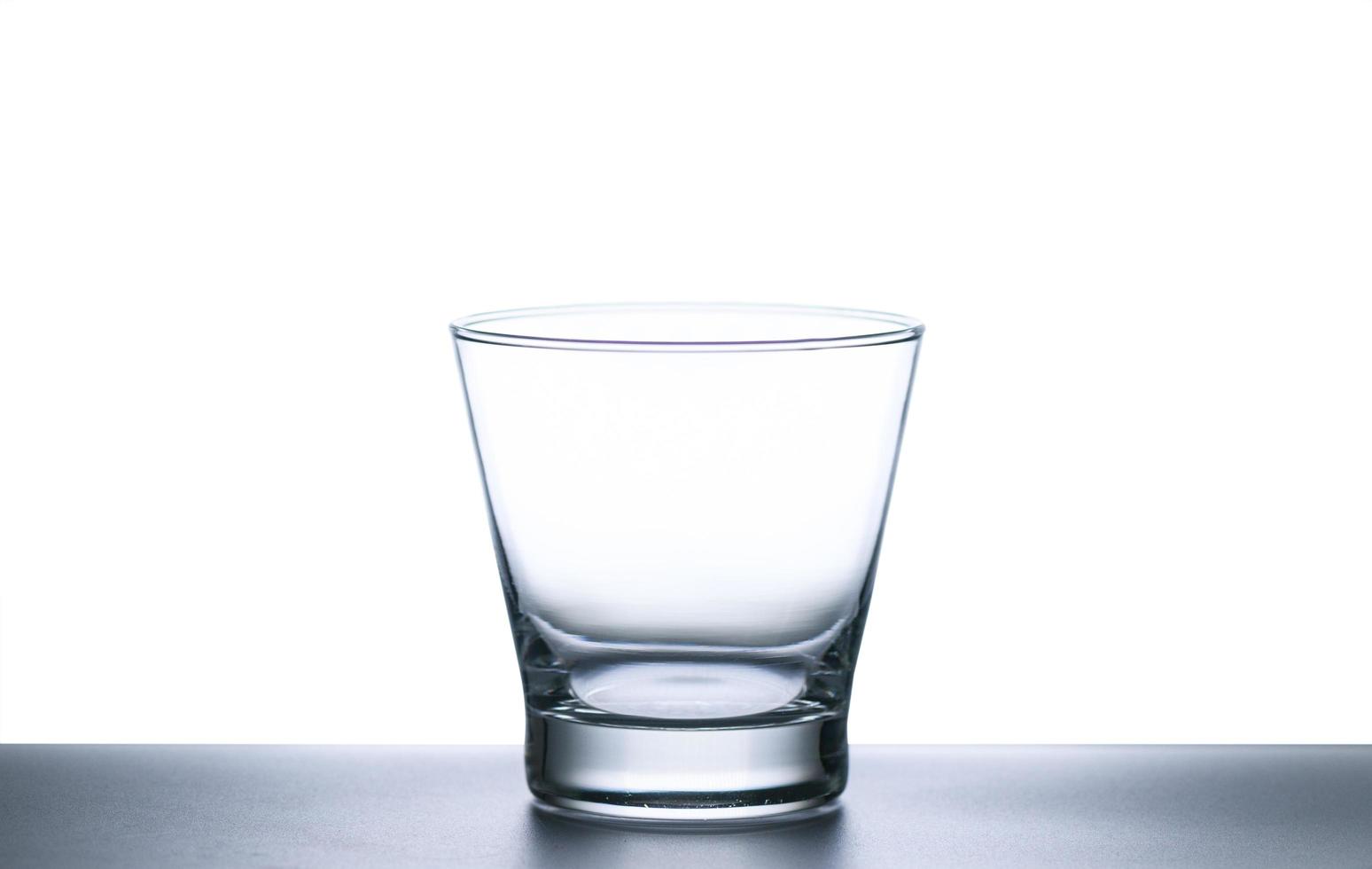 whisky glas geïsoleerd Aan wit achtergrond, glaswerk foto