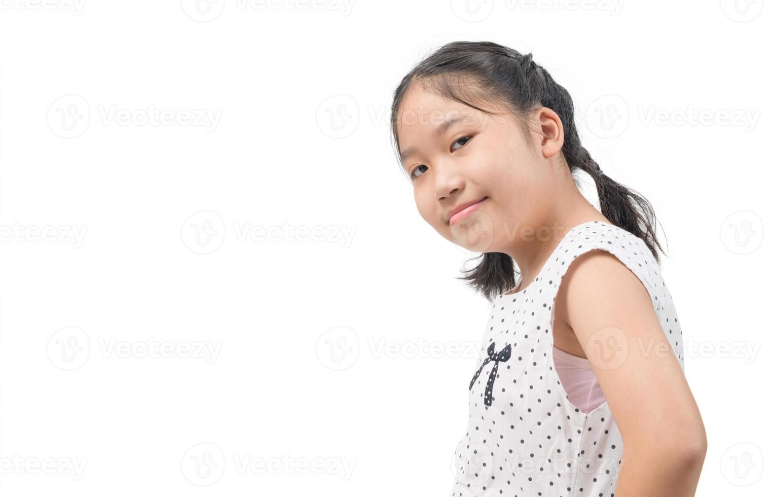 portret van schattig Aziatisch meisje glimlach geïsoleerd Aan wit foto