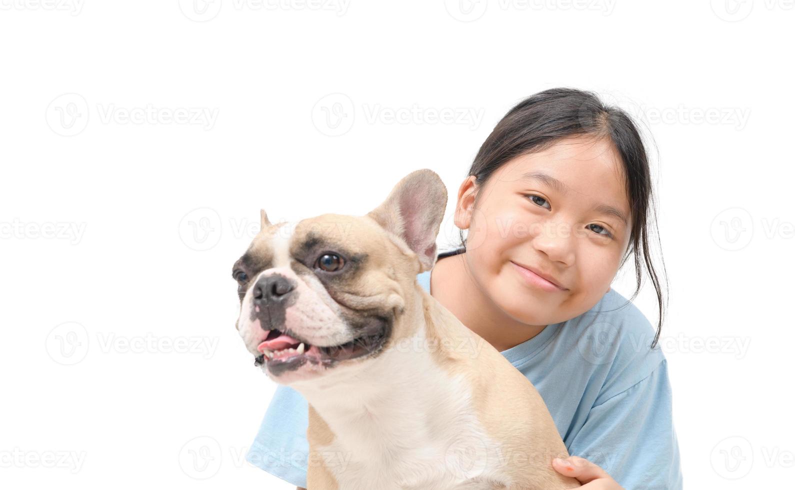 gelukkig weinig schattig meisje glimlach en Speel met Frans bulldog geïsoleerd foto