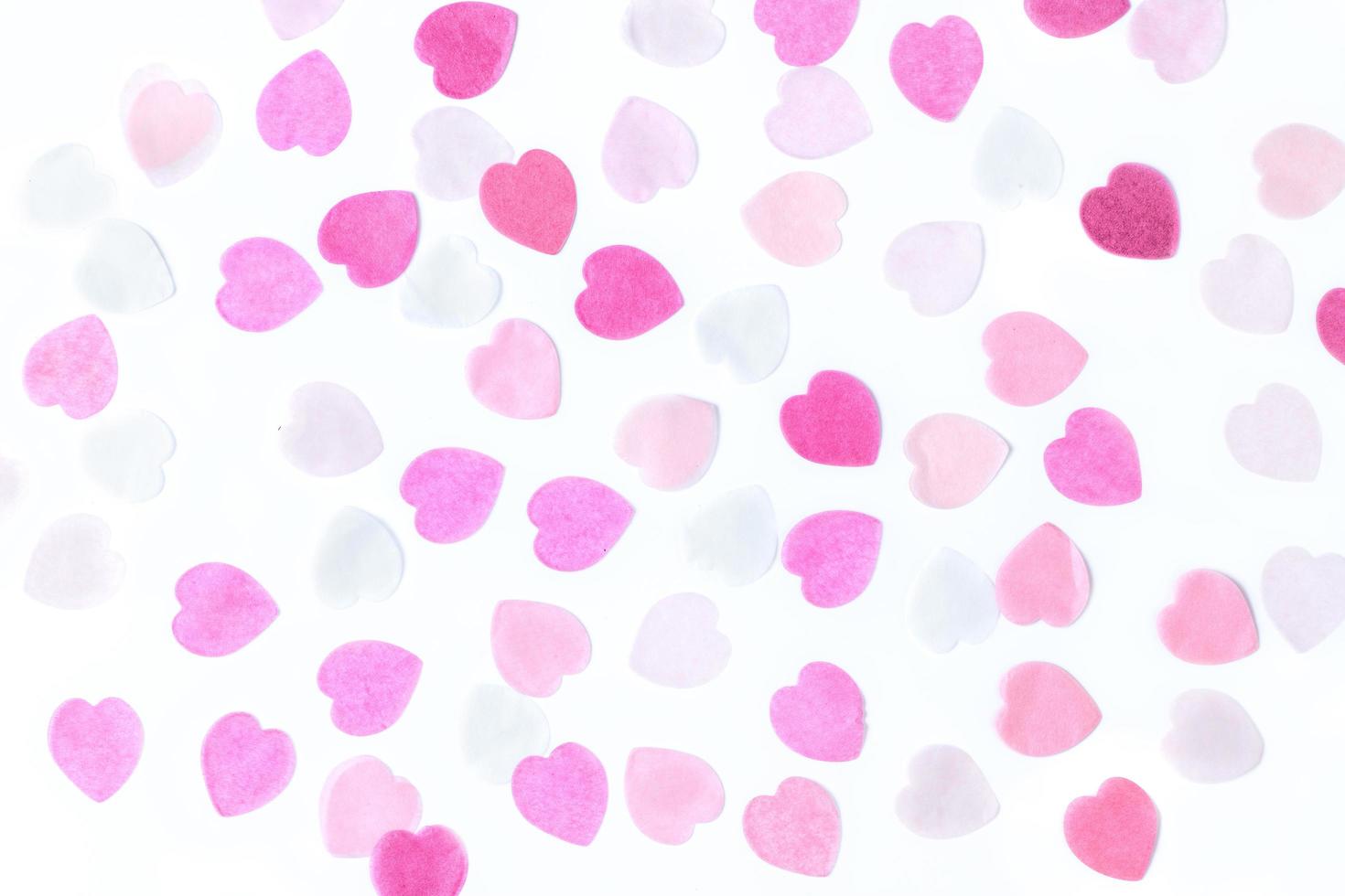 roze en wit weinig papier hart geïsoleerd Aan wit achtergrond, valentijnsdag achtergrond foto