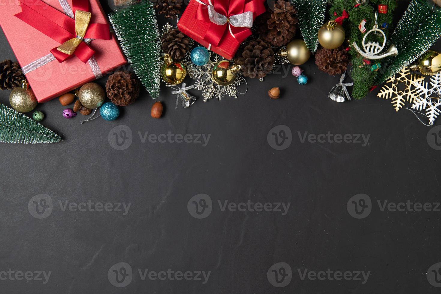 Kerstmis achtergrond met rood geschenk en Spar boom en decor. top visie foto