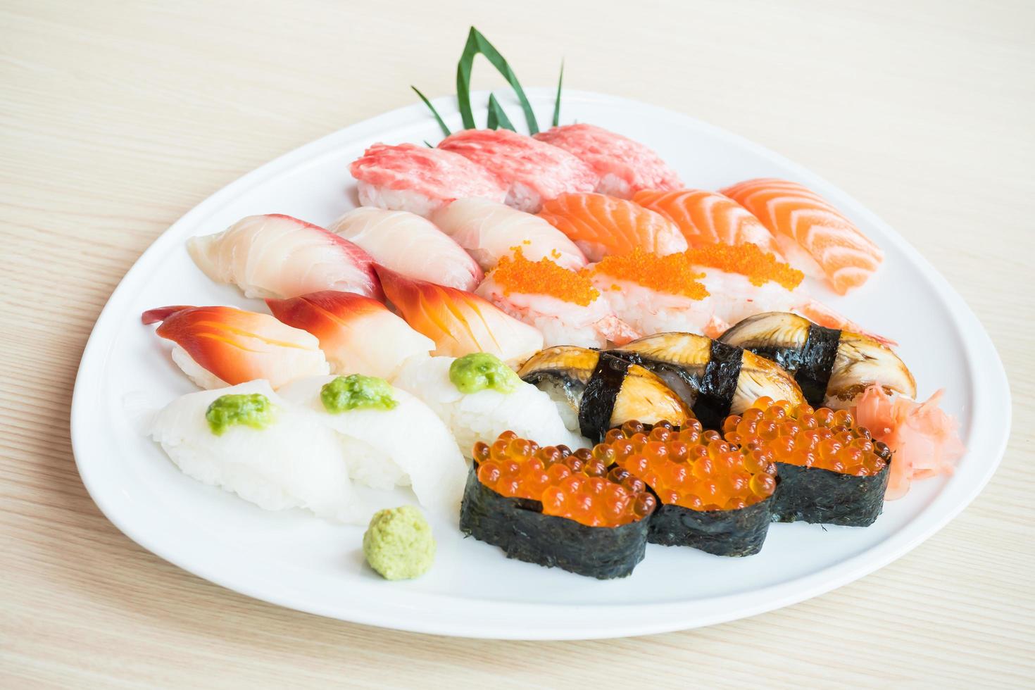 sushi op een witte plaat foto