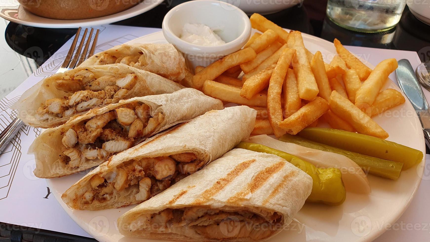 vlak brood met gehakt kip. gebakken aardappelen, augurken. foto