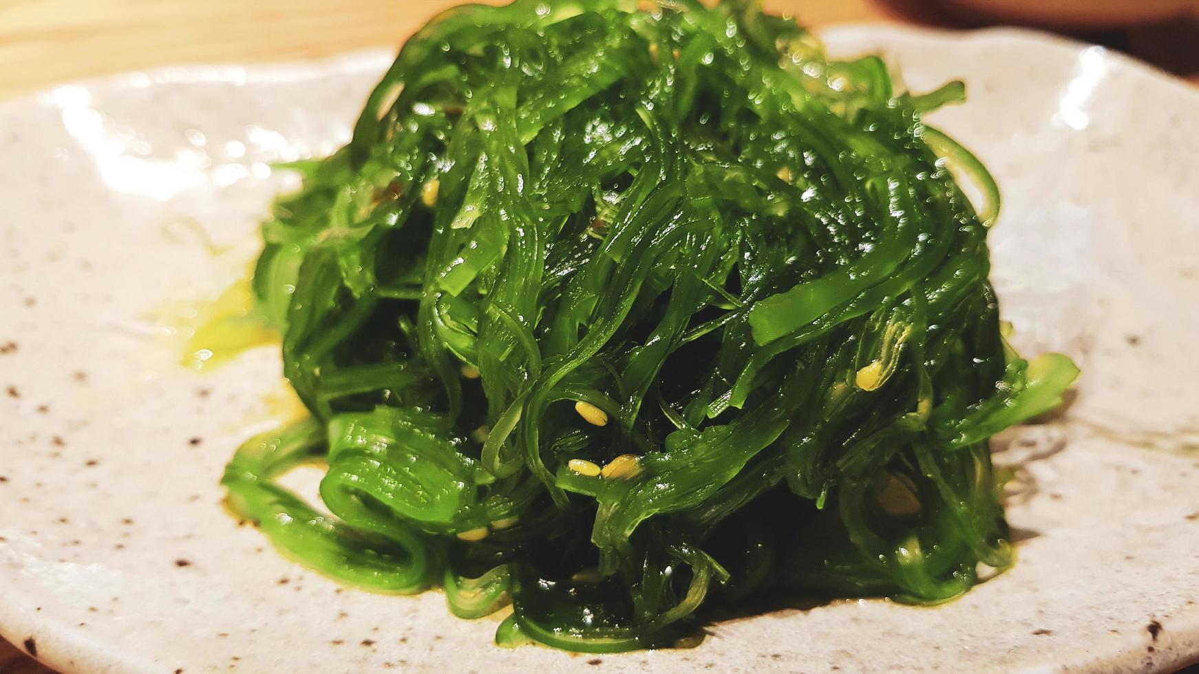 Japans salade. zeewier besprenkeld met sesam. gezond vegetarisch zeevruchten. gepekeld salade. foto