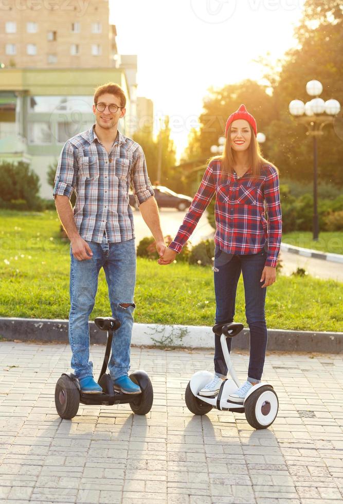 jong paar rijden hoverboard foto