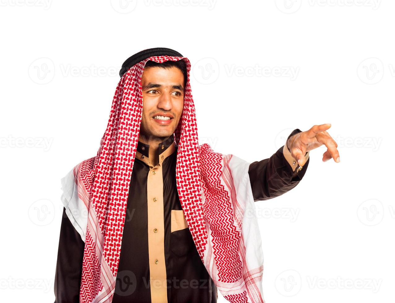 Arabisch Mens drukken virtueel knop Aan wit foto