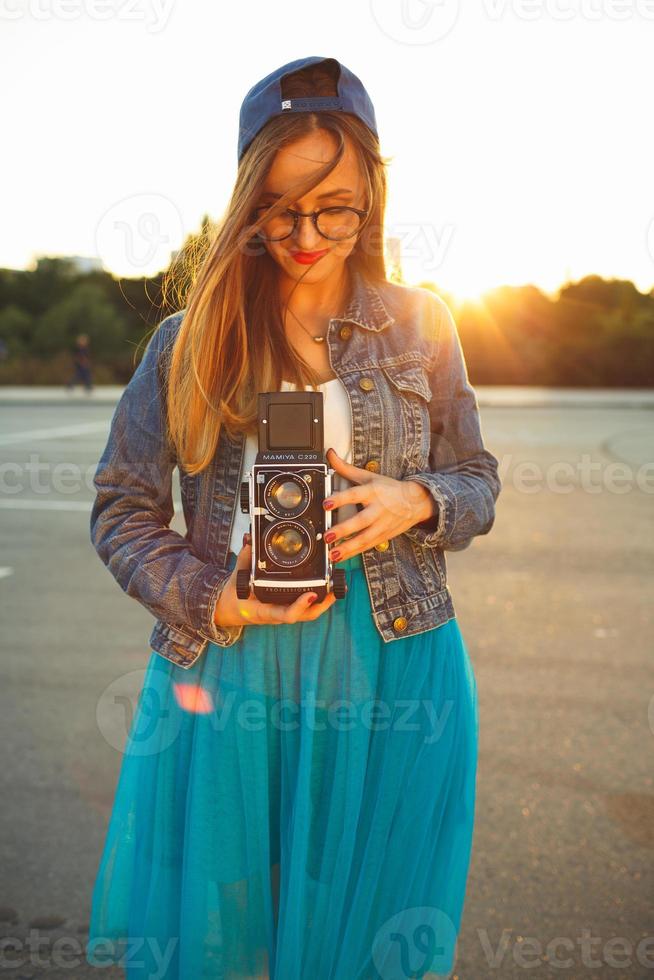 jong modern vrouw met wijnoogst camera foto