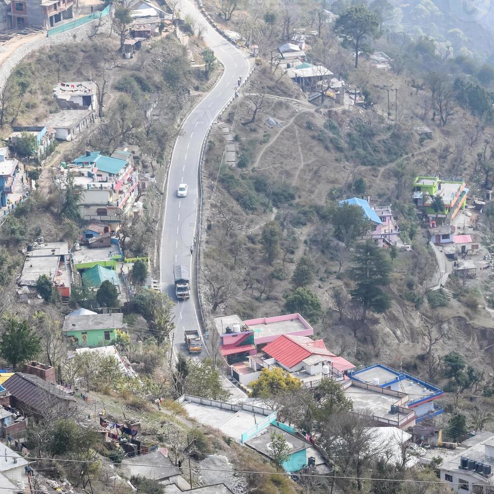 bovenaanzicht vanuit de lucht van verkeersvoertuigen die rijden op bergwegen in nainital, uttarakhand, india, uitzicht vanaf de bovenzijde van de berg voor verkeer van verkeersvoertuigen foto