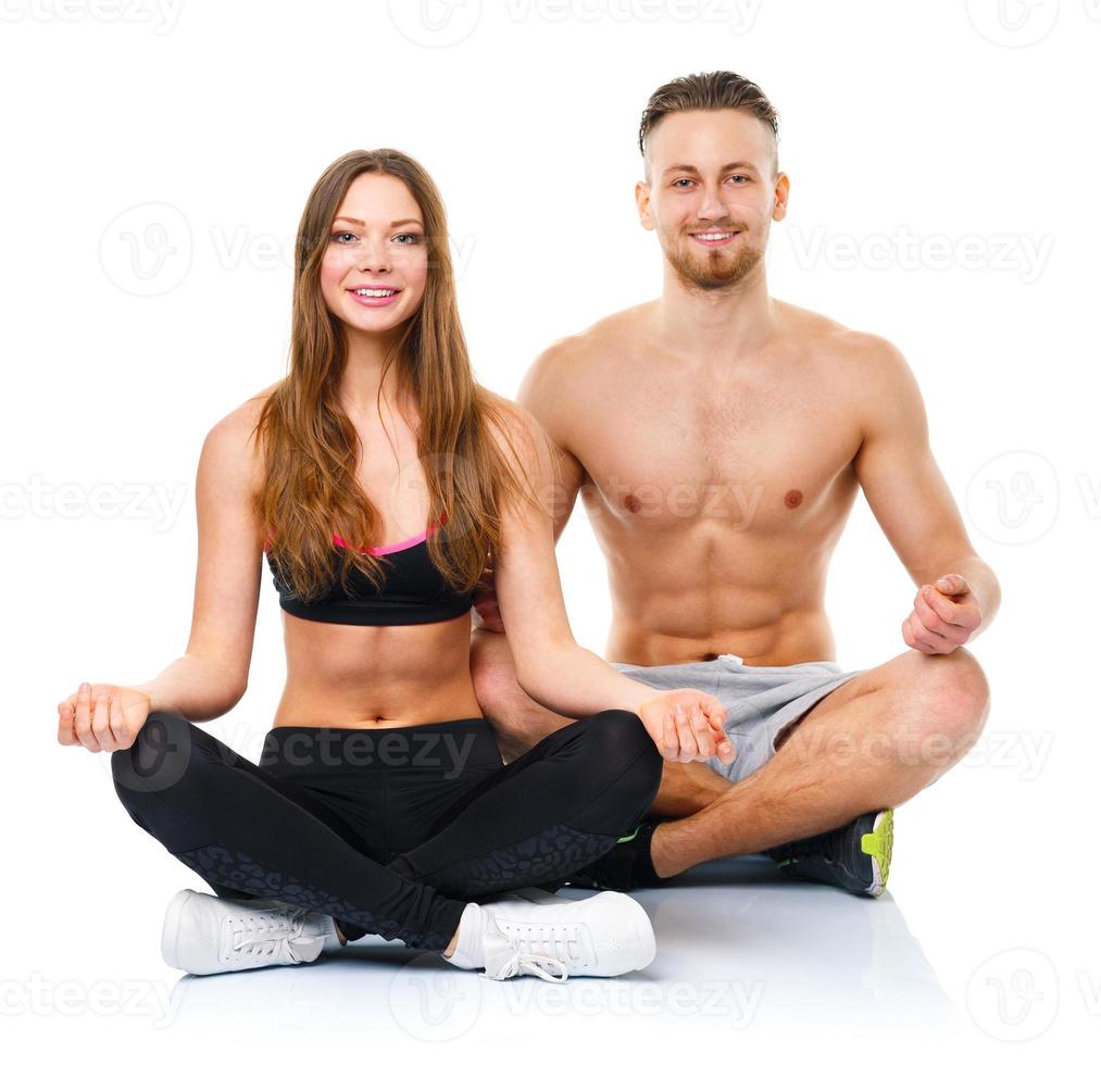 gelukkig atletisch paar beoefenen yoga, aan het doen oefening voor ontspanning foto