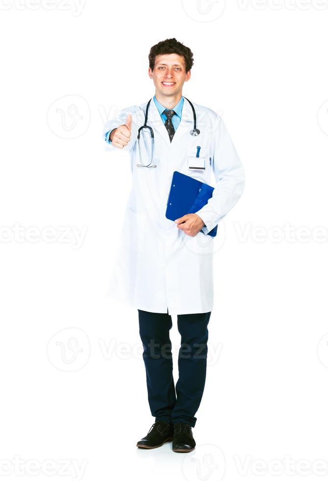 portret van een glimlachen mannetje dokter Holding een kladblok en vinger omhoog Aan wit foto