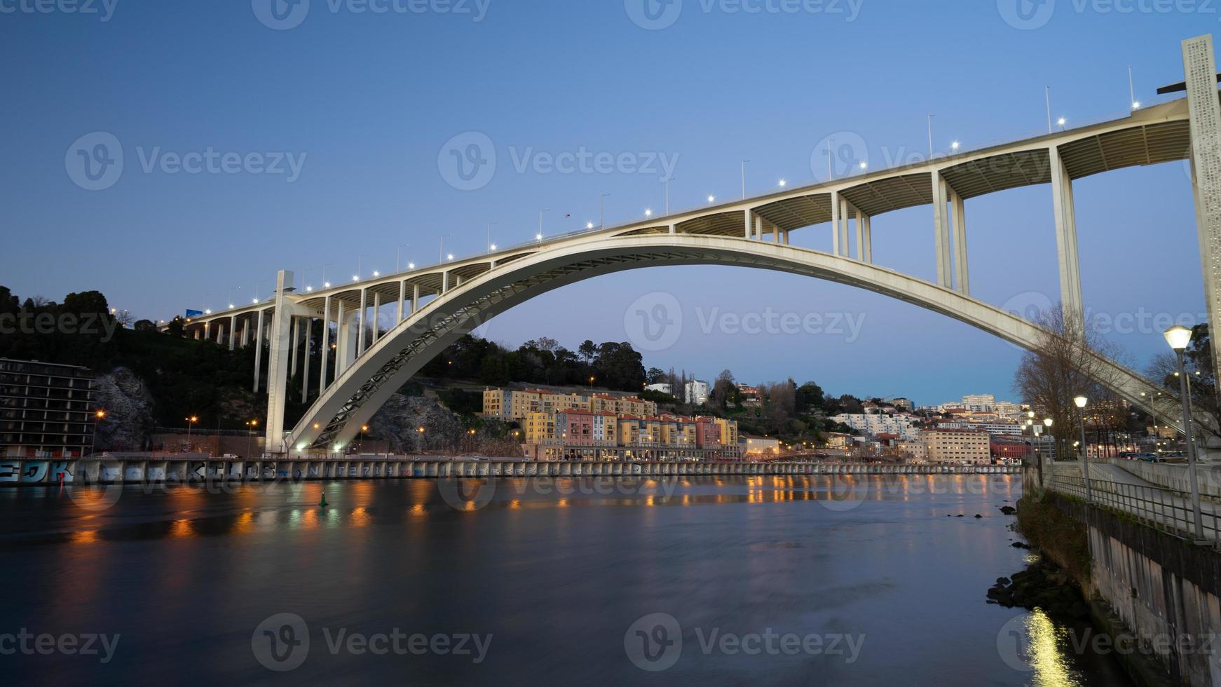 Ponte da arrabida, brug over- de douro, in porto Portugal. foto