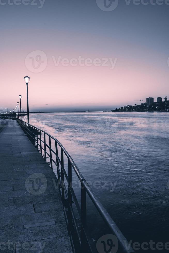 zonsondergang Bij de haven in porto, Portugal. foto