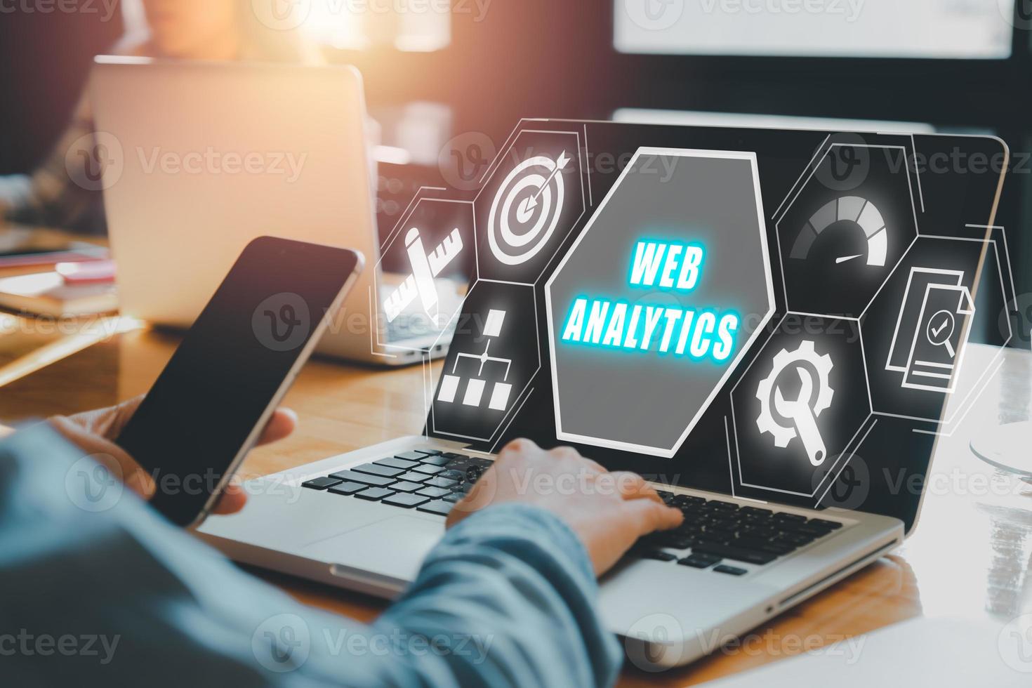 web analytics concept, persoon werken Aan laptop computer met web analytics icoon Aan virtueel scherm. foto